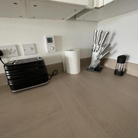 Modern 2-Bed Apartment In The Heart Of Salford Quays Экстерьер фото