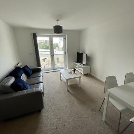 Modern 2-Bed Apartment In The Heart Of Salford Quays Экстерьер фото