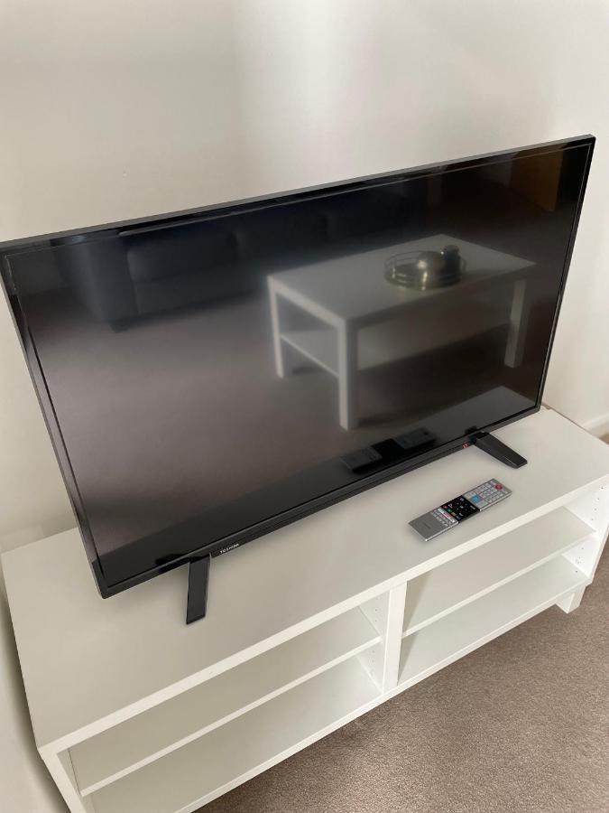 Modern 2-Bed Apartment In The Heart Of Salford Quays Экстерьер фото