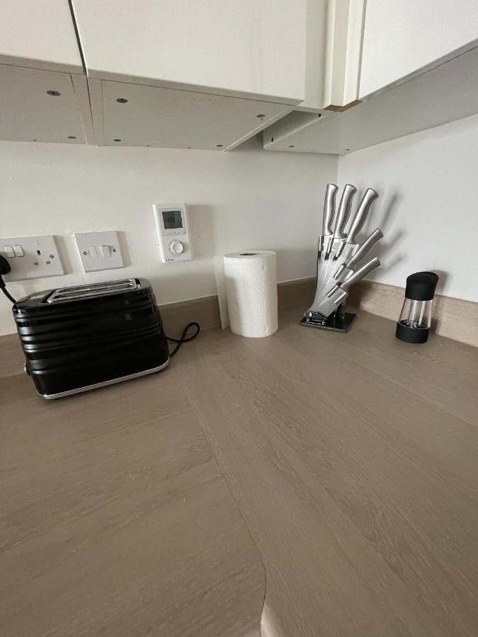 Modern 2-Bed Apartment In The Heart Of Salford Quays Экстерьер фото