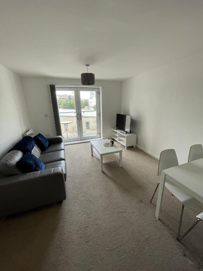 Modern 2-Bed Apartment In The Heart Of Salford Quays Экстерьер фото