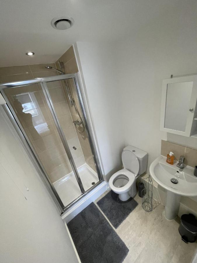 Modern 2-Bed Apartment In The Heart Of Salford Quays Экстерьер фото