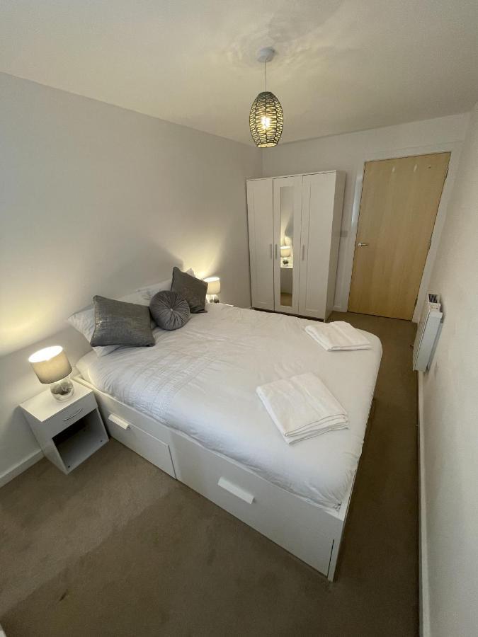 Modern 2-Bed Apartment In The Heart Of Salford Quays Экстерьер фото