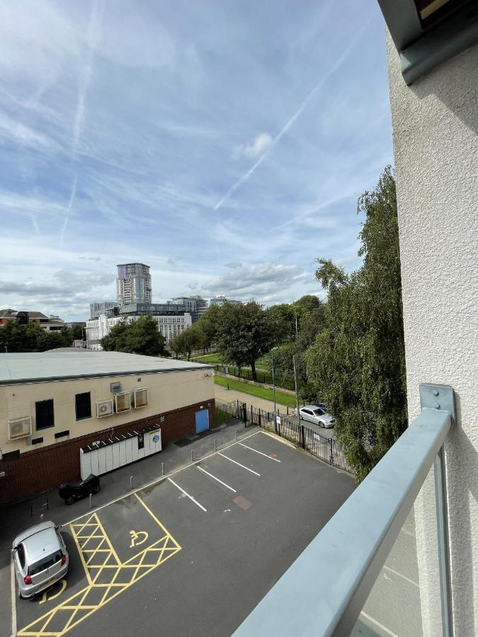 Modern 2-Bed Apartment In The Heart Of Salford Quays Экстерьер фото