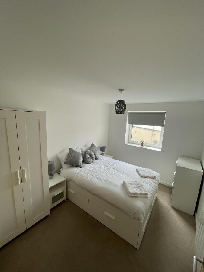 Modern 2-Bed Apartment In The Heart Of Salford Quays Экстерьер фото