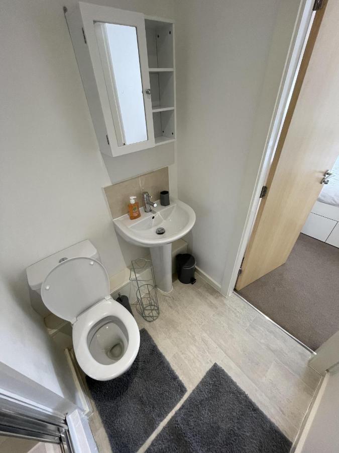 Modern 2-Bed Apartment In The Heart Of Salford Quays Экстерьер фото