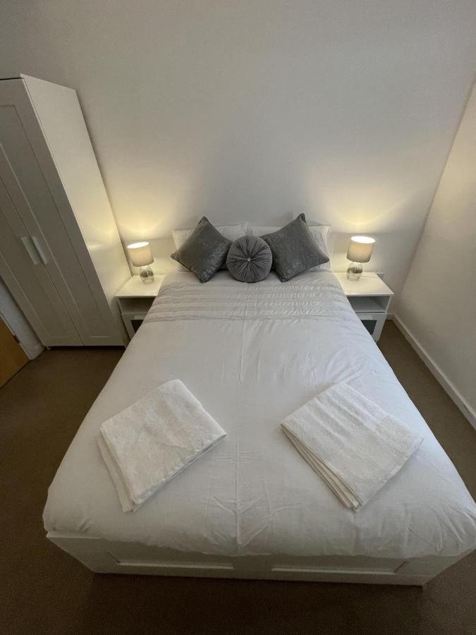 Modern 2-Bed Apartment In The Heart Of Salford Quays Экстерьер фото