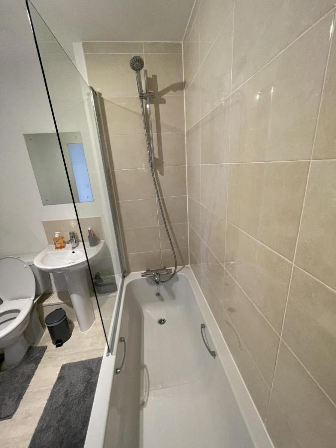 Modern 2-Bed Apartment In The Heart Of Salford Quays Экстерьер фото