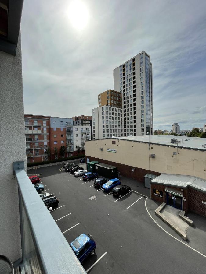 Modern 2-Bed Apartment In The Heart Of Salford Quays Экстерьер фото