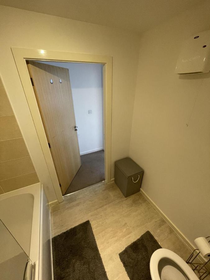 Modern 2-Bed Apartment In The Heart Of Salford Quays Экстерьер фото