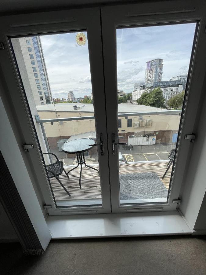 Modern 2-Bed Apartment In The Heart Of Salford Quays Экстерьер фото